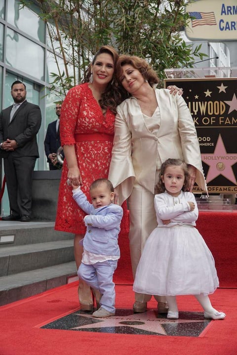 La actriz Angélica Vale acompañó a su madre durante el reconocimiento.