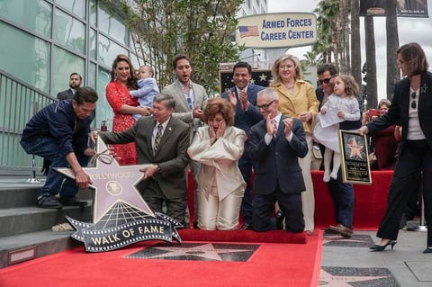 Se mostró sorprendida al ver su nombre inmortalizado en las calles de Hollywood.