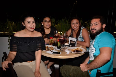 Disfrutando de una rica cena