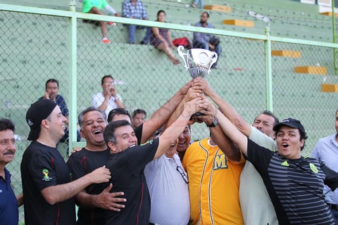 La alegr&iacute;a de recibir la Copa "Chava Gonz&aacute;lez" se reflej&oacute; en los Escritos.