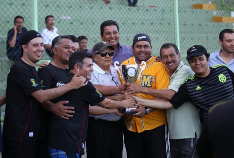 Por &uacute;ltimo, los integrantes de los Medios Impresos levantaron la Copa "Chava Gonz&aacute;lez" antes de fundirse en una fiesta al compartir el pan y la sal.