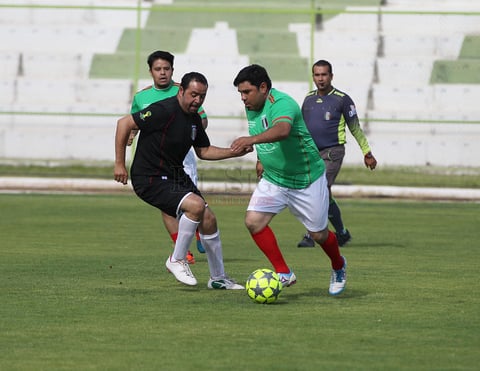 La lucha por el bal&oacute;n fue constante en todo partido.