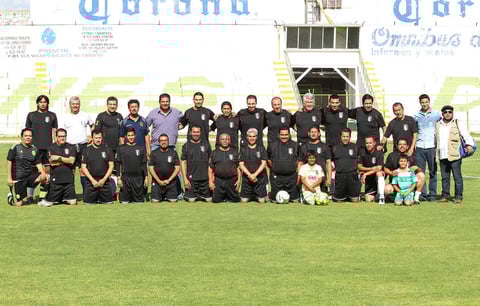 El terreno de juego se convirti&oacute; en un &aacute;rea de fiesta.