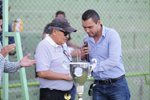 Con la presencia de Sergio Montenegro y del &aacute;rbitro profesional Marco Antonio Ortiz, los comunicadores de Durango le entregaron a Salvador Gonz&aacute;lez un merecido reconocimiento por sus 50 a&ntilde;os de cronista deportivo.
