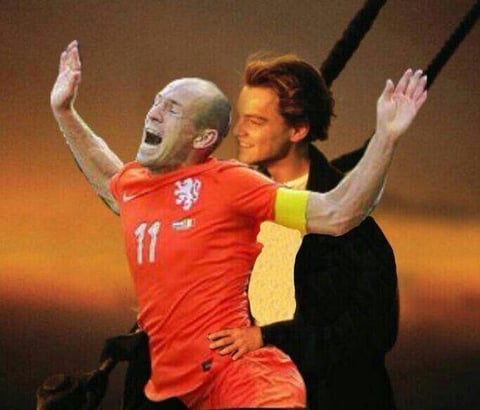 Incluso "Jack" de la cinta Titanic, pos&oacute; junto al futbolista holand&eacute;s.