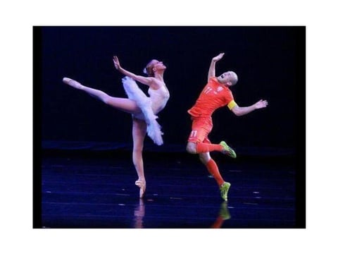 La pose de Arjen Robben fue burla de los internautas en las redes sociales.