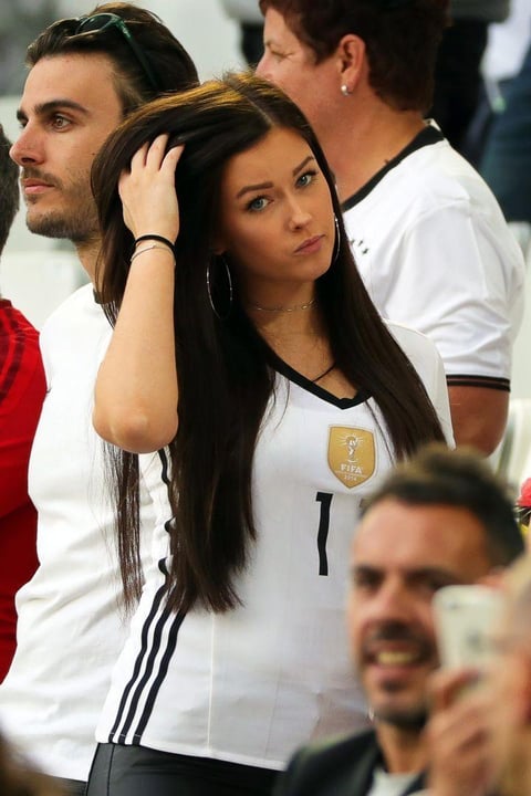 Lena Stiffel, la bella novia del alem&aacute;n Julian Draxler, apoy&oacute; a la escuadra teutona.
