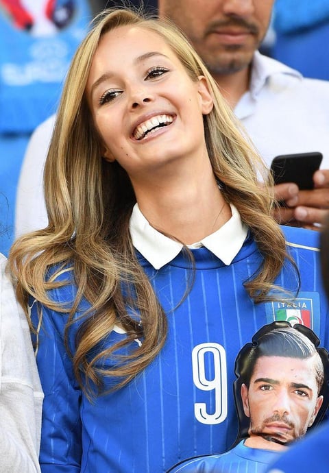 Viky Varga, novia del futbolista italiano Graziano Pelle acudi&oacute; a apoyarlo.