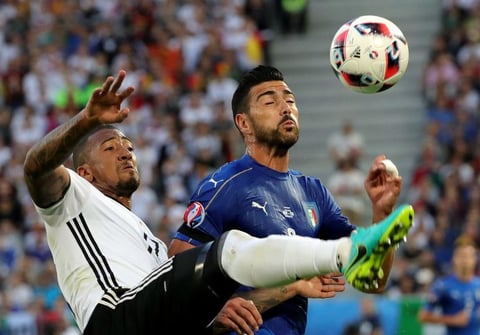 Jerome Boateng disputa un bal&oacute;n con Graziano Pelle.