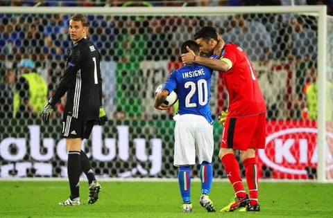 Gianluigi Buffon y Manuel Neur se deseaban suerte antes de comenzar la serie de penales.