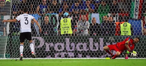 El disparo de Hector estuvo a punto de ser atajado por Gianluigi Buffon.