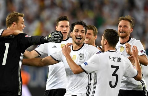 Los alemanes festejando su pase a las semifinales tras una dram&aacute;tica serie de penales.