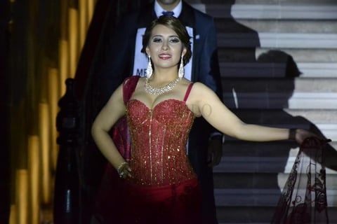 Amigos, familiares e invitados especiales se dieron cita la noche del miércoles pasado para apoyar a su candidata favorita. En esta edición, ocho duranguenses se disputaron el trono que hace un año fuera entregado a Dulce María Ontiveros Serrano, soberana de las fiestas capitalinas 452.