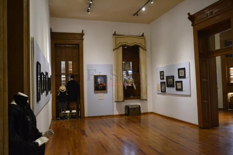 Las fotografías permiten observar los eventos sociales de relevancia para la sociedad a finales del siglo XIX y principios del siglo XX, así como el peso de los actos religiosos en la vida del país.