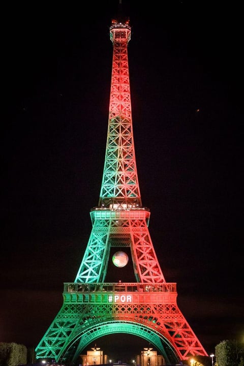 Espectacular vista de la Torre Eiffel luciendo los colores del nuevo campeón de Europa: Portugal.