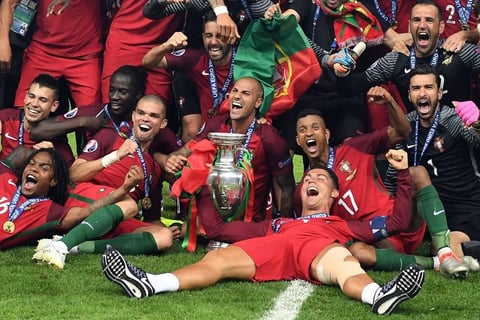 Cristiano celebrando junto a sus colegas sobre el césped del Estadio de Francia.