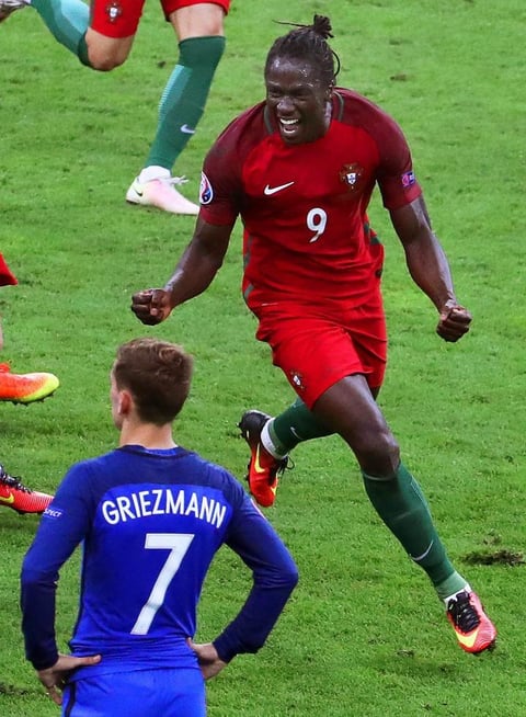 ...sería Éder quien metería un tremendo golazo durante los tiempos extras para adelantar 1-0 a los lusos.