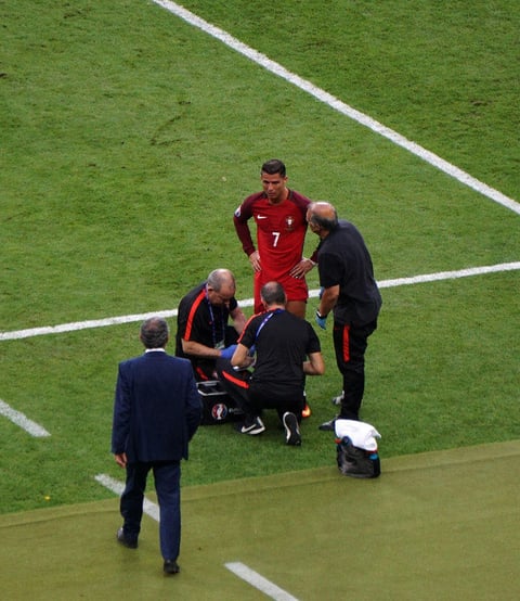 Cristiano intento regresar al campo entre l&aacute;grimas...