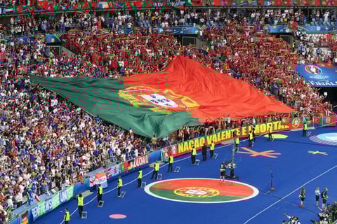 Por su condición de local, la hinchada francesa impuso condiciones en las butacas, aún así los portugueses se hicieron sentir para apoyar a Cristiano y compañía.