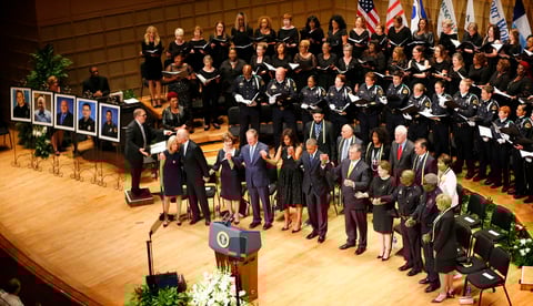 El presidente Barack Obama, el Vicepresident Joe Biden, la exprimera dama Laura Bush y el expresidente George W. Bush atendieron el funeral de los oficiales caidos durante una protesta en Dallas.