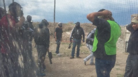 Dos equipos se formaron armados con las marcadoras cargadas de cápsulas de pintura.