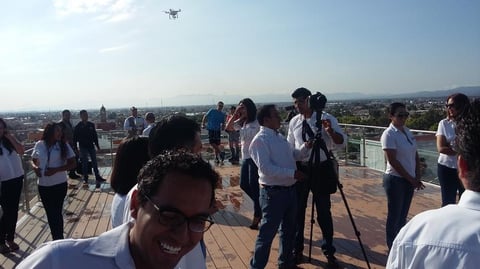 Momentos antes de tomar la fotografía oficial de aniversario.