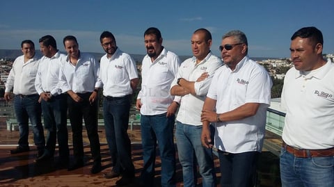 Momentos antes de tomar la fotografía oficial de aniversario.