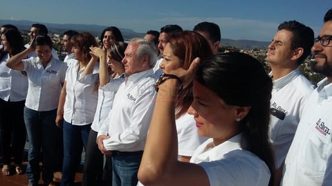 Momentos antes de tomar la fotografía oficial de aniversario.