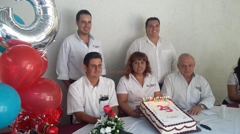 Momento de partir y compartir el pastel conmemorativo.