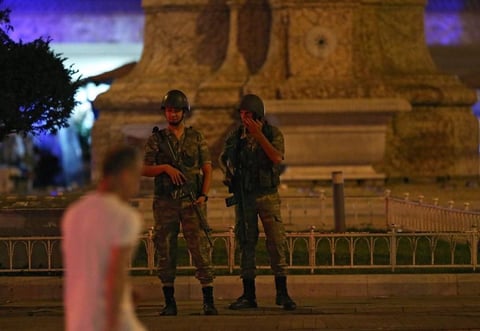 Militares han declarado un toque de queda para todo el pa&iacute;s y la ley marcial.