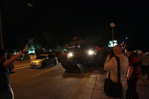 Erdogan llam&oacute; a la poblaci&oacute;n a salir a las calles y enfrentar a los militares.