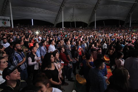 Entre el público hay quien sigue las coreografías de "No es obsesión" y "Mai mai": levantan los brazos al mismo tiempo que los integrantes de OV7 y Kabah.