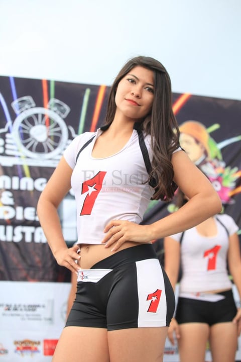 Chicas engalanan el Tuning