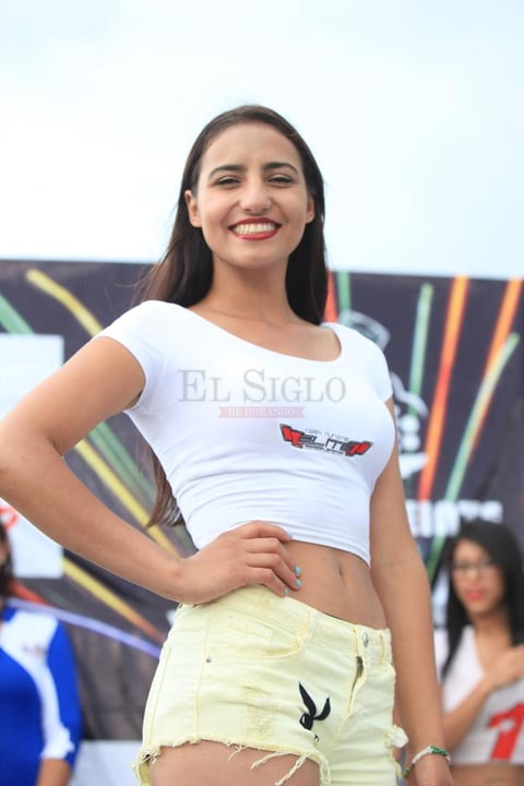 Chicas engalanan el Tuning