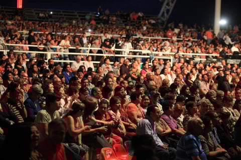 Cientos de personas se dieron cita al lugar para escuchar a La Sonora Santanera.