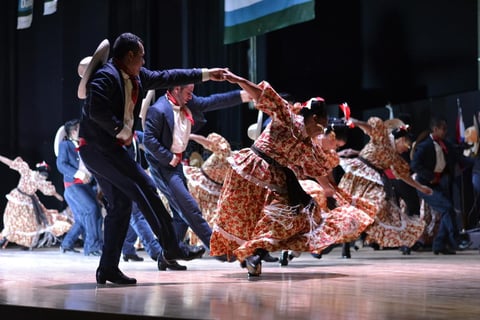 Durango se viste de gala con la visita de bailarines y músicos holandeses y colombianos en el marco del Festival CIOFF.