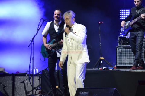 Luego el ambiente empezó a arder con temas como “Bendito tu corazón” y unas cumbias como “Tu recuerdo divino” y “Gallito feliz” y “Lloran las rosas”, popurrí que permitió a sus coristas mostrar además sus dotes musicales con el acordeón.