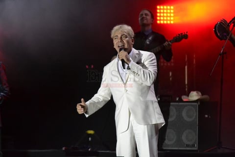 “Mis impulsos sobre ti” y “cuando me miras así” fueron la obertura para que Cristian le hiciera un homenaje a Juan Gabriel con la canción “Una Vez más”.