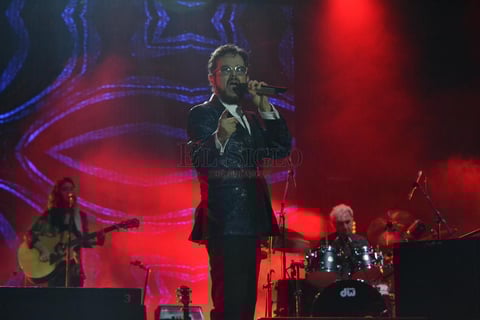 Aleks y Cristian salieron al escenario abriendo la música con “Loca”y “Nunca voy al olvidarte”.