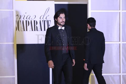 De igual forma, Escaparate obsequió un vale de 50 mil pesos, que la afortunada pareja ganadora, podrá gastarlo en lo que quiera. También se obsequiaron kits de maquillaje, y muchos complementos más que son indispensables en el día de la boda.