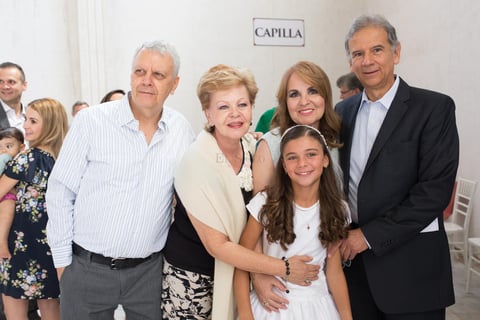 Feliz con sus abuelitos.