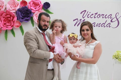 Las pequeñas Victoria y Mrianda llegaron acompañadas de sus papás, Raúl Rivas y Claudia Gisela Viramontes