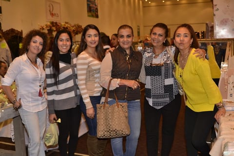 Amigas disfrutando de una mañana de compras.