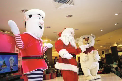 Bolo estuvo acompañado de Santa y los duendes en una máguca historia.