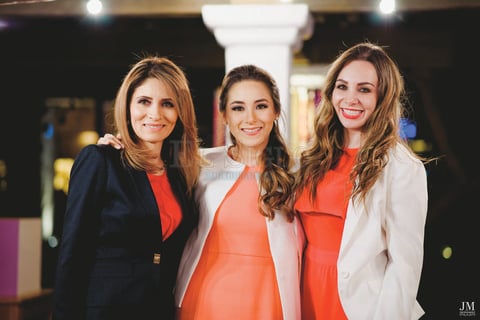 Acompañada de su mamá y su hermana.