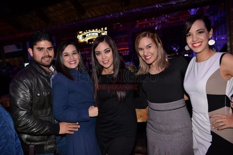 Amigos disfrutando de una noche de antro.