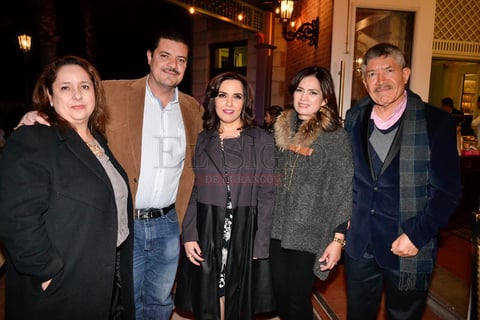 Los invitados a la celebración expresaron felicitaciones a la cumpleañera.