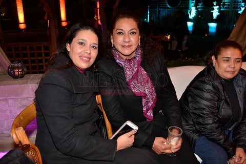 Amigas de la festejada durante la fiesta.
