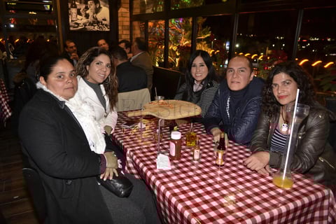 Amigos disfrutan de un rato juntos.