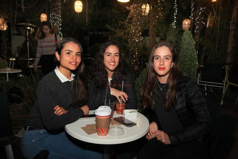 Diana, Andrea y Victoria.